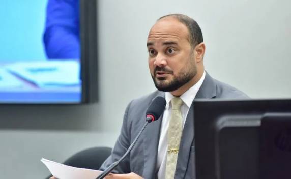 A Câmara dos Deputados continua analisando a proposta.