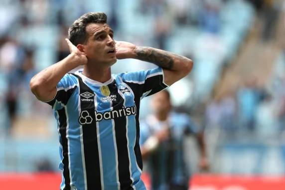 Tricolor contou com dois gols do argentino, um de Aravena, um de Monsalve e outro de Braithwaite para vencer e disparar na liderança do Grupo A, com 10 pontos