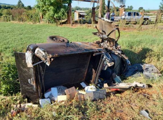 O acidente de trânsito envolveu dois veículos na madrugada deste domingo