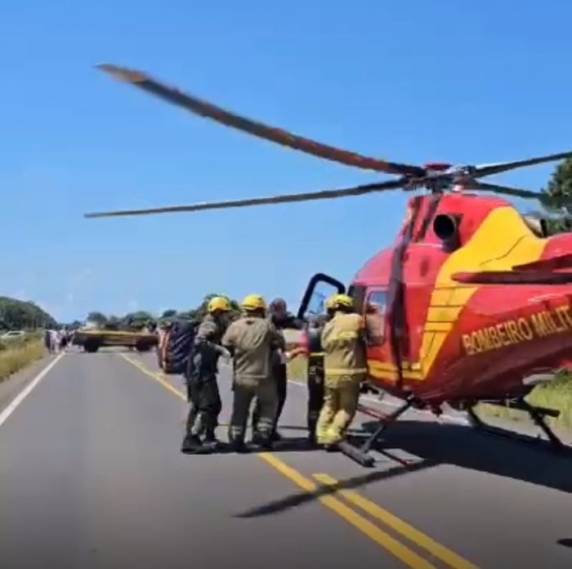 Colisão frontal deixou outras quatro pessoas feridas. Ocorrência foi atendida com uso de helicóptero dos bombeiros