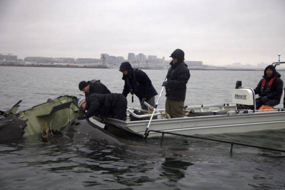 De acordo com o chefe dos bombeiros de Washington, John Donnelly, todos foram identificados. Cerca de 200 embarcações atuam nas buscas, que continuam nesta segunda-feira