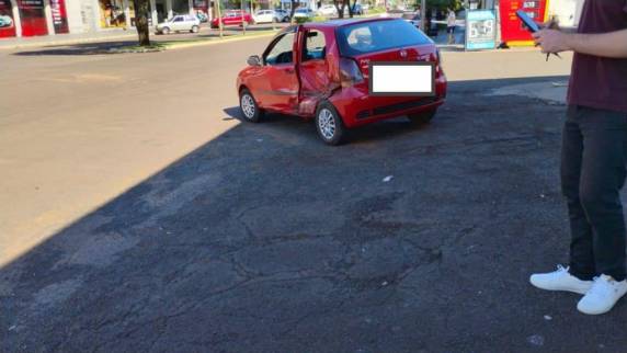 O acidente ocorreu por volta das 9h20, em frente ao Posto Tradição, e resultou em ferimentos em dois motoristas.