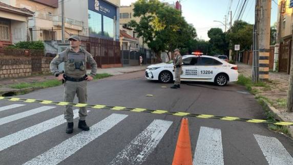 Ele ameaçou colocar fogo no prédio onde mora utilizando um botijão de gás, o que provocou a evacuação do local. Trânsito no entorno precisou ser bloqueado