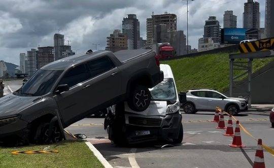 O impacto ocorreu quando a van, que descia da BR-101, atingiu a caminhonete no acesso ao bairro Jardim Praia Mar