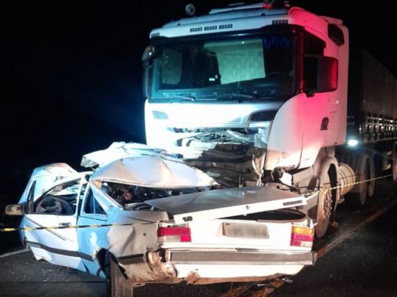 Chevette invadiu pista contrária da RS-324 e bateu de frente no veículo de carga. Vítima ainda não foi identificada. Caminhoneiro não se feriu