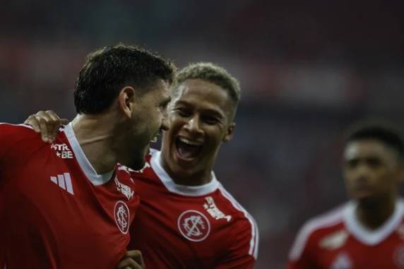 No Beira-Rio, Colorado marcou com Rogel, Vitinho e Valencia e se manteve líder do Grupo B