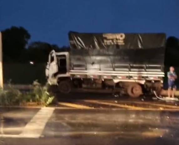 Uma colisão no entorno do trevo envolveu um caminhão e uma caminhoneta