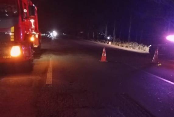 O condutor da motocicleta, natural de São Sepé, veio óbito no local. O condutor da Hilux não sofreu ferimentos.