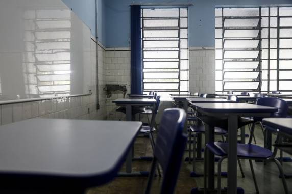 Liminar da Justiça adiou em uma semana início das aulas na rede estadual devido ao forte calor no RS. Executivo diz que irá recorrer e atualizar situação nesta segunda-feira (10)