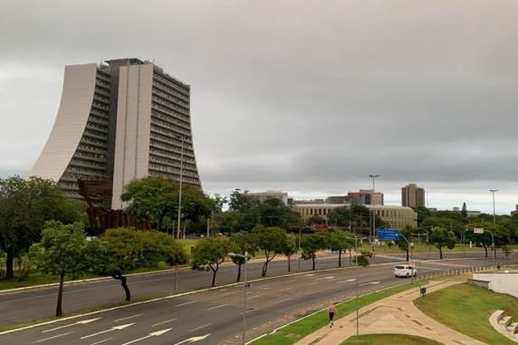 Pancadas de chuva localizadas podem ocorrer entre a região do Planalto e da Serra. Termômetros ficam em torno dos 30ºC no Estado