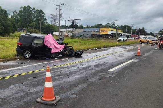 Colisão frontal envolveu dois carros e um caminhão. Vítima é uma idosa de 80 anos