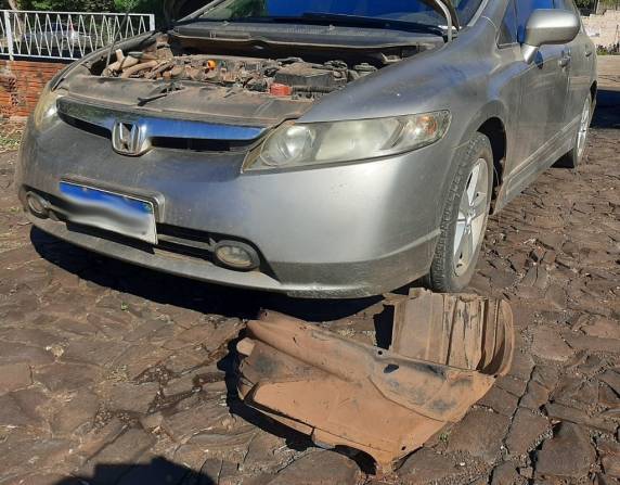 Veículo Honda Civic teve radiador danificado, entre outros danos