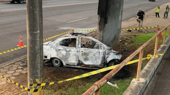 Ka sedan, com placas de Tupandi, trafegava em direção à Capital quando houve o acidente, por volta das 5h20min desta sexta-feira. Vítima ainda não foi identificada