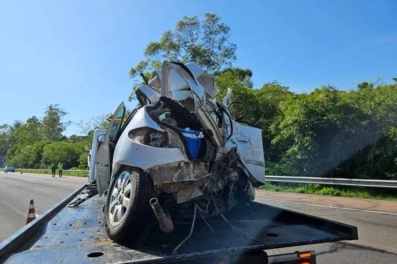 Engavetamento foi registrado na manhã deste sábado, no km 44, entre Glorinha e Santo Antônio da Patrulha. Rodovia está bloqueada; congestionamento chega a cinco quilômetros