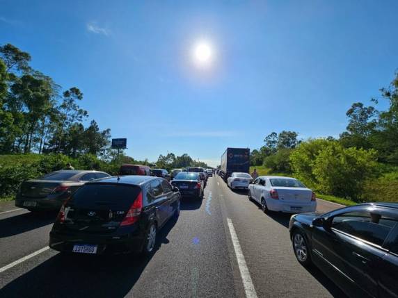Engavetamento foi registrado na manhã deste sábado, no km 44, entre Glorinha e Santo Antônio da Patrulha. Rodovia está bloqueada; congestionamento chega a cinco quilômetros