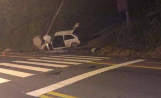 Acidente ocorreu na noite de sexta-feira (14) no Centro da cidade