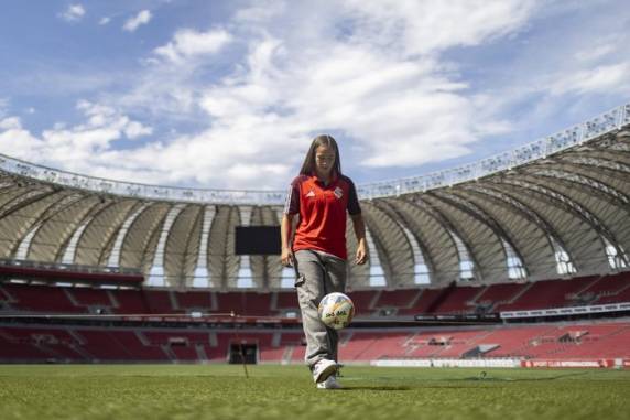 Jogadora de 18 anos assinou o primeiro contrato profissional neste ano