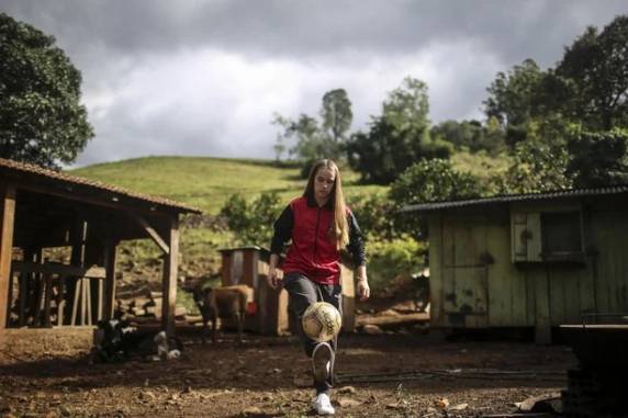 Jogadora de 18 anos assinou o primeiro contrato profissional neste ano