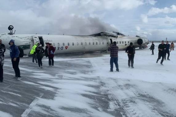 Há pelo menos 18 pessoas feridas. A aeronave é um CRJ-200 e fazia o voo DL4819 para o Canadá