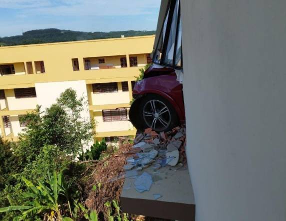 Veículo quase despencou ao atingir estrutura do local.