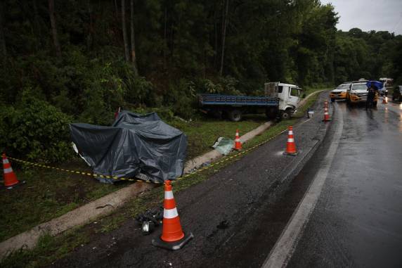Adenir Lorenzo Seferino, de 33 anos, chegou a ser socorrido ao Hospital Pompéia. Aline Riva, de 29, morreu no local. O condutor e o caroneiro do caminhão foram levados ao hospital Fátima para atendimento