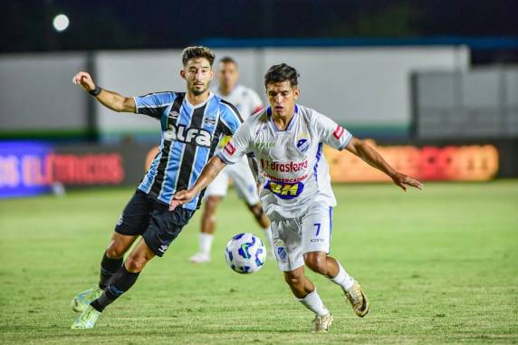 Com estreias, time de Gustavo Quinteros levou gol na segunda etapa, buscou empate no final e levou a melhor na marca da cal. Tricolor volta a campo no sábado, contra o Juventude, pela semifinal do Gauchão, na Arena