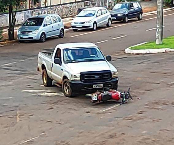 Um casal que estava em uma moto ficou ferido