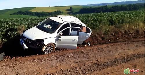 O carro onde estavam as vítimas, ficou completamente danificado.