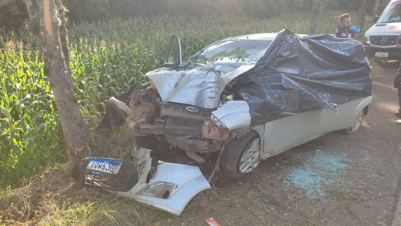 Dois jovens com idades de 19 e 24 anos, e uma jovem de 24 anos perderam a vida no acidente, uma jovem, de 23 anos, sobreviveu