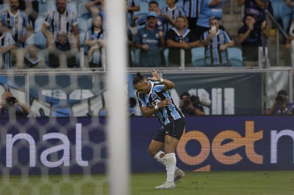 Braithwaite e Cristian Olivera marcaram os gols do Tricolor. Segundo o analista de arbitragem Diori Vasconcelos, Tricolor teve pênalti não marcado quando vencia por 1 a 0. Partida de volta ocorre no sábado (1°), no Alfredo Jaconi