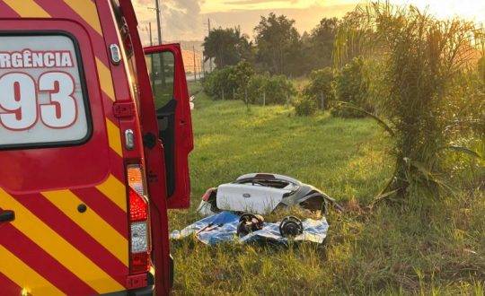 Corpo foi descoberto por funcionários de uma empresa da região por volta das 6h deste domingo (23)