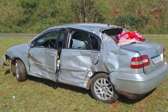 Carro foi atingido na lateral por caminhão ao invadir a pista contrária por volta das 15h30min deste domingo (23)