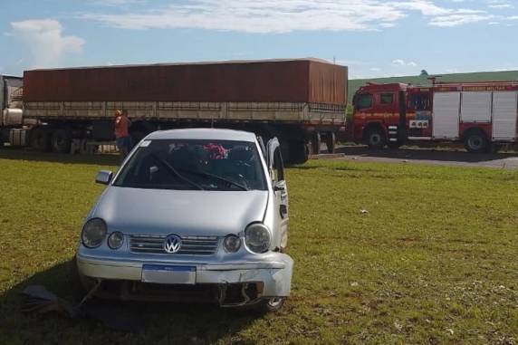 Carro foi atingido na lateral por caminhão ao invadir a pista contrária por volta das 15h30min deste domingo (23)