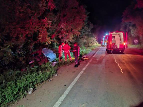 Número é decorrente de quatro ocorrências. A mais fatal delas aconteceu ainda na tarde de sábado (22), quando três jovens morreram após o carro sair da pista