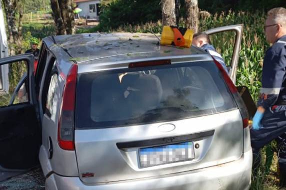 Número é decorrente de quatro ocorrências. A mais fatal delas aconteceu ainda na tarde de sábado (22), quando três jovens morreram após o carro sair da pista