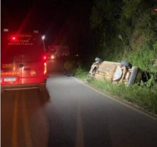 Um veículo VW Gol com placas de Veranópolis saiu da pista e capotou, resultando na morte de um dos ocupantes.