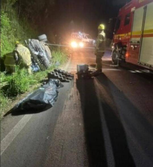 Um veículo VW Gol com placas de Veranópolis saiu da pista e capotou, resultando na morte de um dos ocupantes.