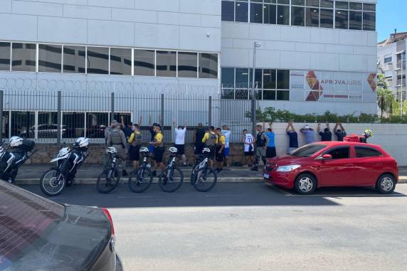 Homens explodiram foguetes na frente da sede da entidade enquanto ocorria uma coletiva de imprensa sobre a atuação da arbitragem no Gauchão