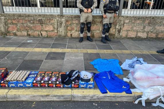 Homens explodiram foguetes na frente da sede da entidade enquanto ocorria uma coletiva de imprensa sobre a atuação da arbitragem no Gauchão