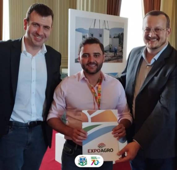 Dentre as visitas, foi entregue convite para a feira ao governador em exercício, Gabriel Souza, no Palácio Piratini