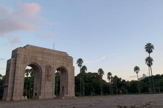 Dia começa com sol entre nuvens, mas com previsão de chuva ao longo das horas