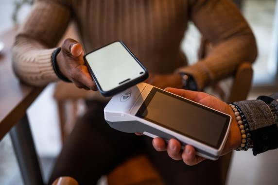 Com a nova funcionalidade, será possível fazer pagamentos apenas aproximando o celular da tradicional maquininha, semelhante ao que já ocorre com cartões de débito e crédito