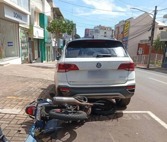 O impacto foi tão forte que o jovem foi arremessado a cerca de 20 metros de distância.