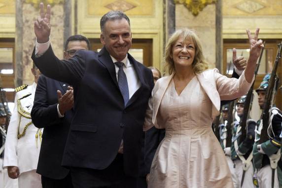 Posse de Yamandú Orsi, que irá governar pelos próximos cinco anos, teve a presença do presidente brasileiro Luiz Inácio Lula da Silva.