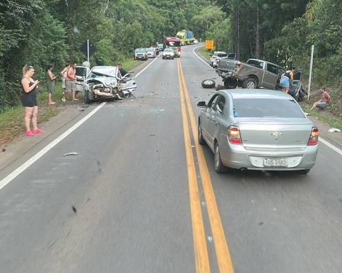 Acidente ocorreu na tarde de domingo e envolveu um Corsa e uma Ranger. Uma criança de 7 anos ficou ferida e foi encaminhada pelos bombeiros ao hospital da cidade