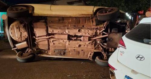 Veículo bateu na traseira de um HB20 e depois capotou