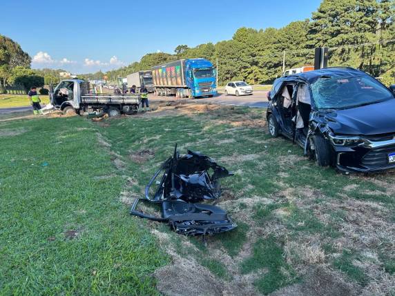 O SUV tentou atravessar a rodovia e acabou cortando a frente do caminhão