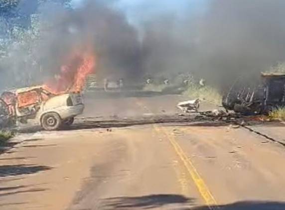 Com o impacto, o Corsa pegou fogo e a caminhonete tombou.