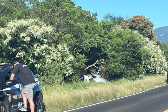 Conforme a polícia, Cilda de Lima Proença, 45 anos, se deslocava em direção a Xangri-Lá quando perdeu o controle do veículo e capotou próximo a uma curva na RS-407