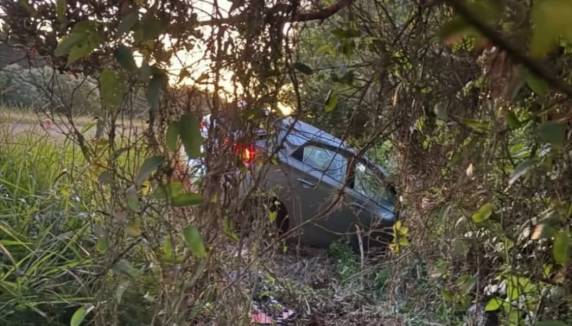 Os policiais informaram que a vítima, aparentemente em busca de socorro, estava às margens da estrada quando foi atingida pelo ônibus.